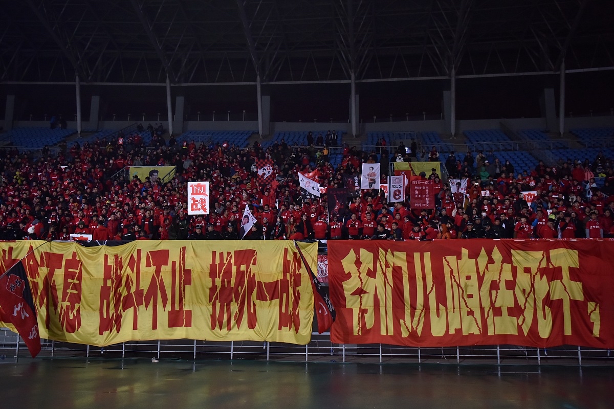精彩对局！球队们将为晋级艰难拼搏